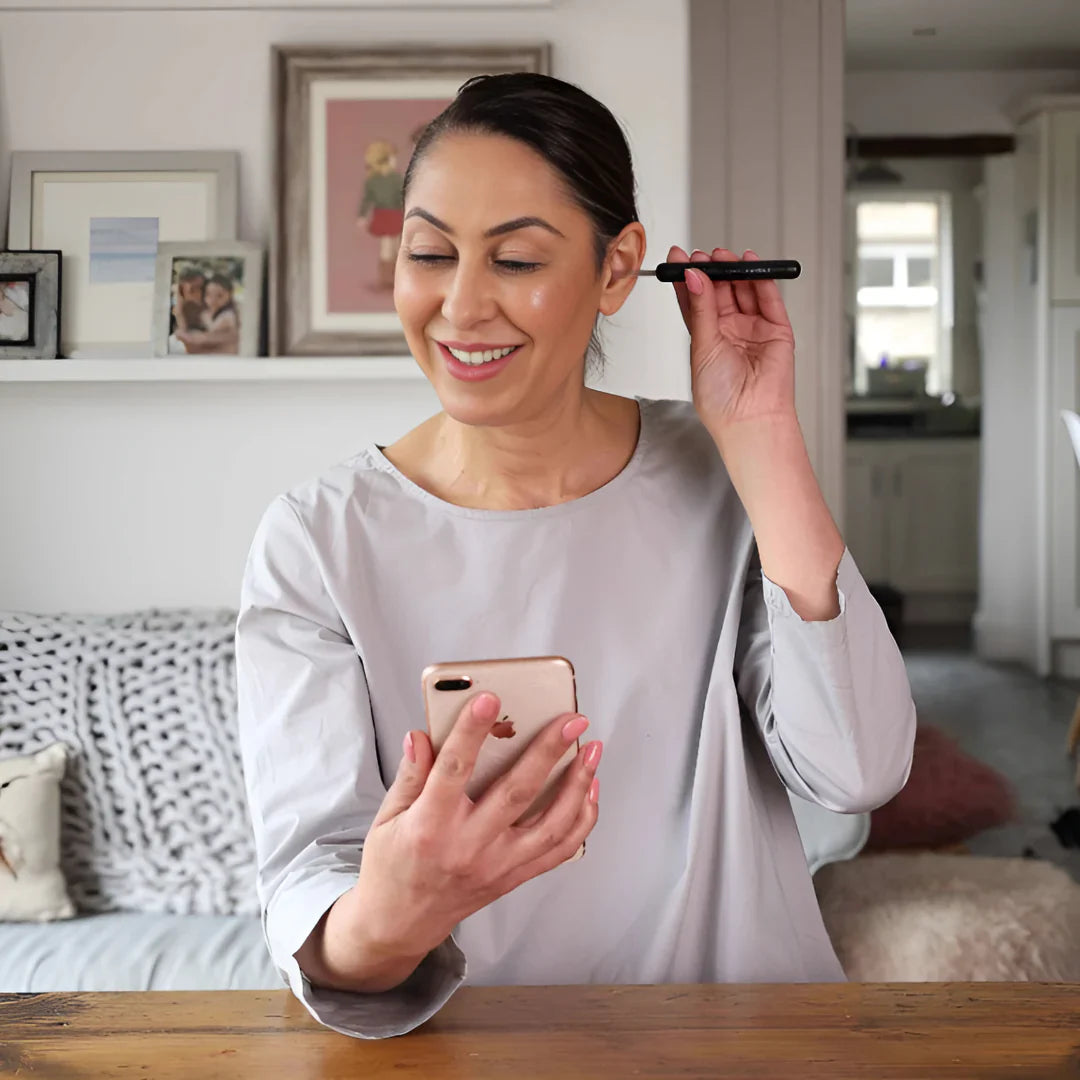 TESTRESULTAT 2025
Livore Utvecklad tillsammans med experter – för en trygg, modern och effektiv öronrengöring. Ger dig inte bara renare öron, utan också en klarare och starkare hörselupplevelse. Upptäck skillnaden redan idag!